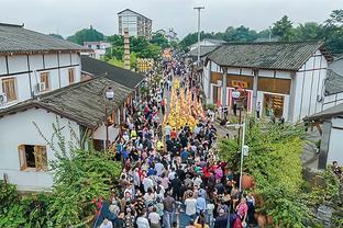 超级杯官方训练前，海港队、申花队主教练一起与冠军奖杯合影